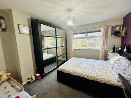 4 bedroom semi-detached house to rent - Photo 2