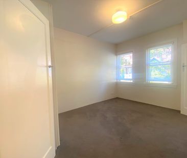 "Centrally Located, Art Deco One Bedroom Apartment with sunroom" - Photo 4