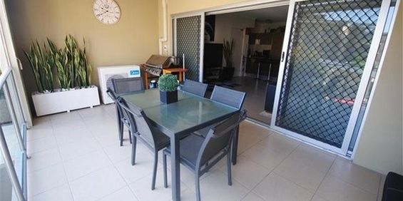 Fully-Furnished 2 bedrooms, 2 bathrooms, 1 car space, 2 balconies, Air Con, Pool, BBQ, Park, Security, Public Transport - Photo 3