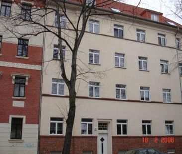 Sanierte 2-Rm-Wohng im 3.OG auf ca 44m² mit Laminat und Tageslichtbad - Photo 1