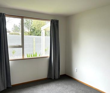 Sunny Three Bedroom Home - Photo 3