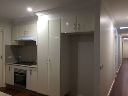 SPACIOUS THREE BEDROOM REFURBISHED GEM - Photo 5