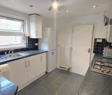 1 bedroom in a flat share to rent - Photo 5