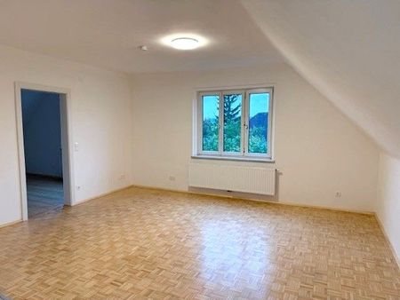 ERSTBEZUG - KOMPLETT RENOVIERTE DACHGESCHOSSWOHNUNG MIT PARKPLATZ UND GEMEINSCHAFTSGARTEN IN GFÖHL - Photo 2