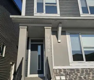 Beautiful 4-bedroom, 3 baths, main & upper floors in beautiful Seto... - Photo 1