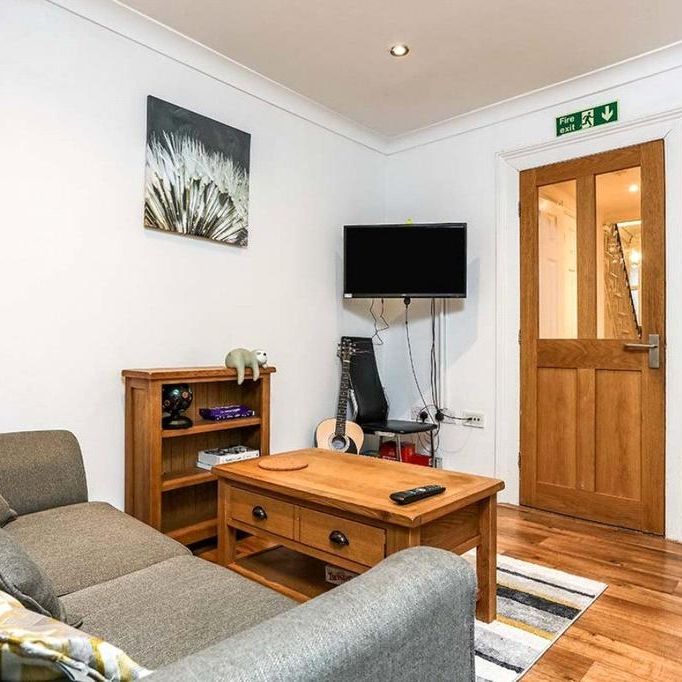 6 bedroom house to rent - Photo 1