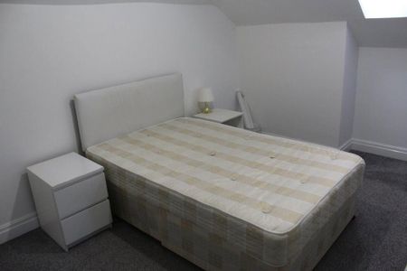 3 bedroom flat to rent - Photo 4