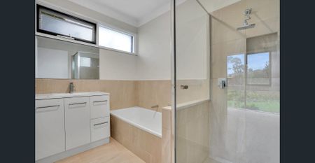 Splendidly renovated and irresistibly convenient - Photo 4