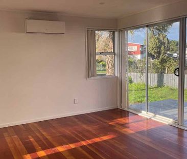 5 bedroom home in Mangere - Photo 4