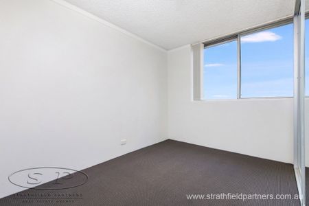 Renovated top floor unit with views! - Photo 2