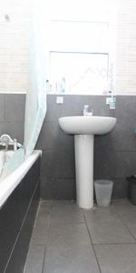 4 bedroom flat share to rent - Photo 4