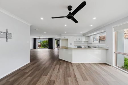Spacious family home with pool in the heart of Elanora - Photo 3