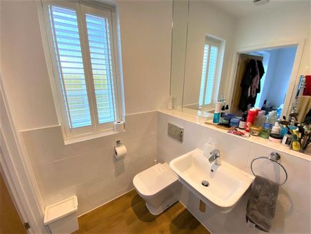 Sycamore Avenue , Woking - 4 bedrooms Property for lettings - Seymours - Photo 3