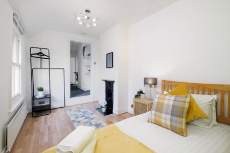 4 bedroom semi-detached house to rent - Photo 4