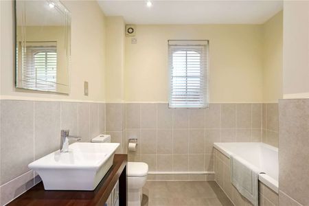 Delightful two bed/two bath ground floor apartment with allocated parking in central Knutsford - Photo 2