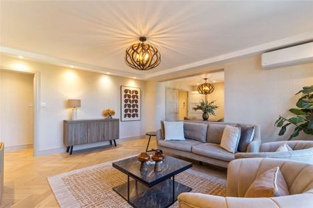 A well-presented apartment offering bright accommodation and excellent convenience - Photo 2