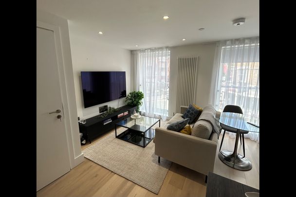 1 Bed Flat, Battersea Park Road, SW8 - Photo 1