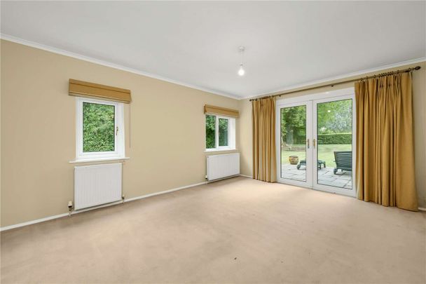 An exquisite four bedroom detached house in a idyllic rural setting set in a private position a short drive from Alton. - Photo 1