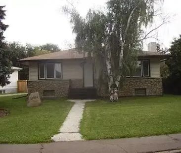 3 bdrm main floor of house near MacEwan, NAIT, and downtown | 11022... - Photo 1