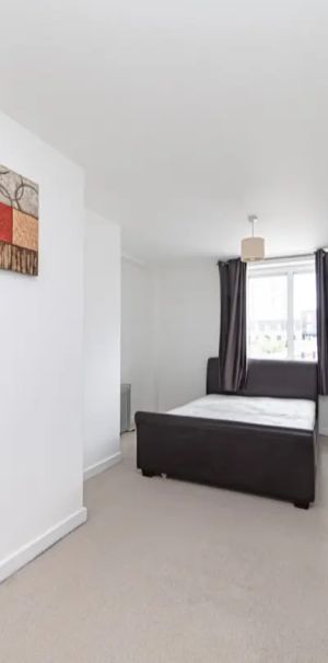 3 bedroom flat in London - Photo 1