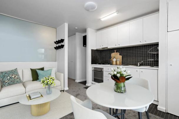 Light-Filled Studio Living in Prime St Kilda East - Photo 1