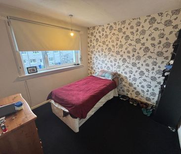 3 bedroom flat to rent - Photo 3