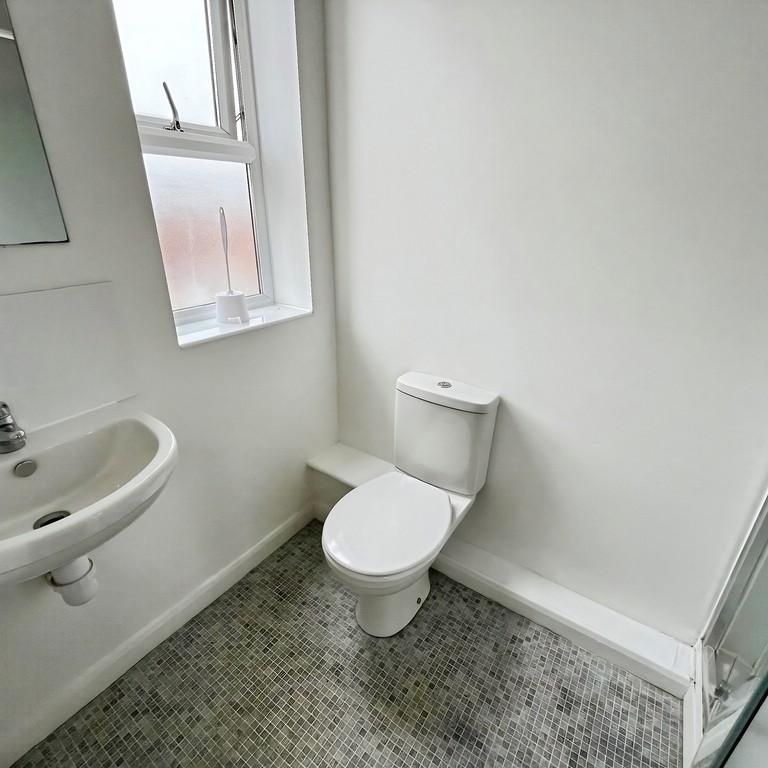 1 bedroom in a flat share to rent - Photo 1