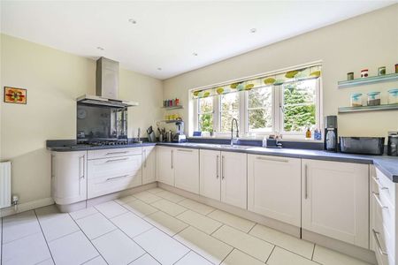 An excellent family home in a highly sought after South Sevenoaks location. - Photo 3