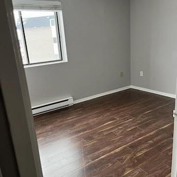 4 1/2 au rez de chaussée Propre Récemment peinturé immeuble paisible pres de rue principal des galeries et transport - Photo 1