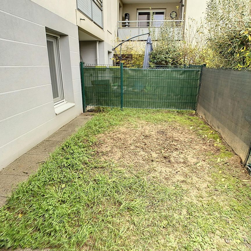 Décines : Beau T2 en rez-de-jardin avec terrasse et garage - Photo 1