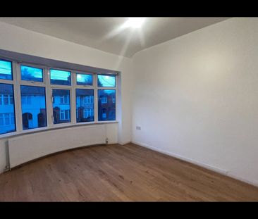 3 Bed Terraced House, Pembroke Avenue, LU4 - Photo 3