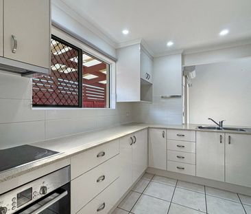 Spacious 2-Bedroom Townhouse in Central Bongaree with Waterfront Ac... - Photo 4