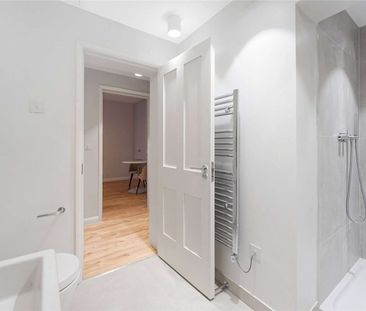 Brilliant studio flat in South Kensington located in a prime position. - Photo 3