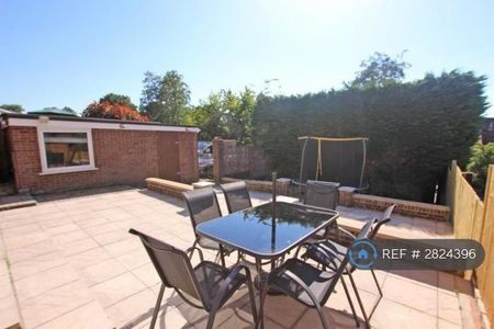 4 bedroom detached house to rent - Photo 5