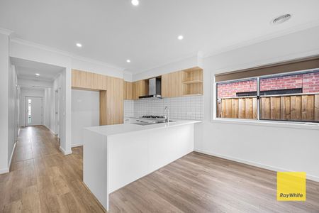 Stylish Family Living with Timeless Appeal! - Photo 4