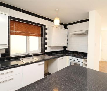 3 bedroom end of terrace house to rent - Photo 4