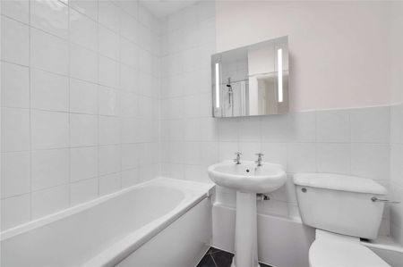 A split level maisonette situated above commercial premises convenient for Sunningdale shops and station. - Photo 2