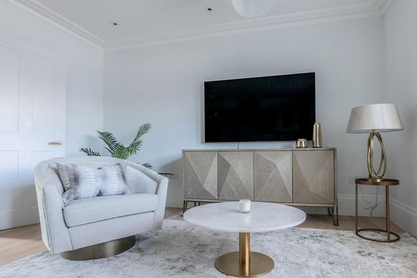 Queen's Gate - Photo 1