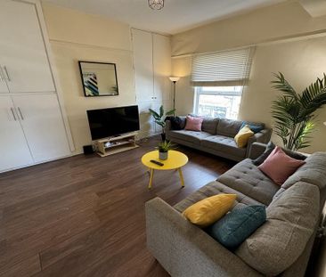 1 bedroom in a flat share to rent - Photo 2