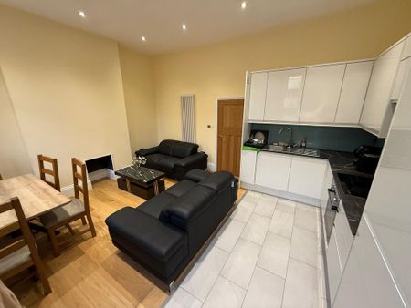 4 bedroom flat to rent - Photo 2