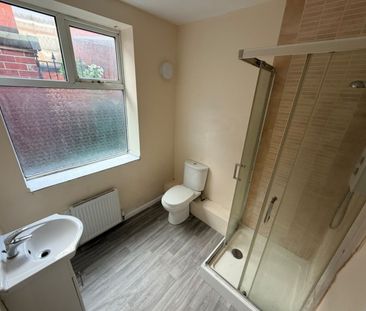 1 bed Studio - To Let - Photo 2