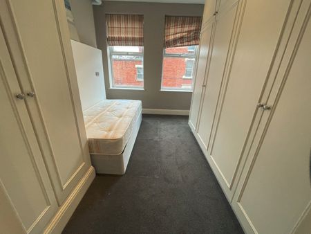 Room in a Shared House, High Road, NW10 - Photo 2