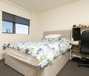 Trendy and near new - Photo 6