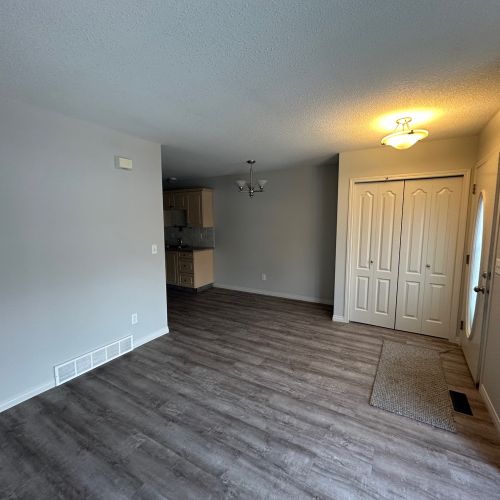 SMALL PET FRIENDLY HOME in Lacombe! 3 bed, 2 bath Triplex - Photo 1