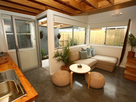 Stylish Two-Storey Apartment Near Shops and Beaches - Photo 4