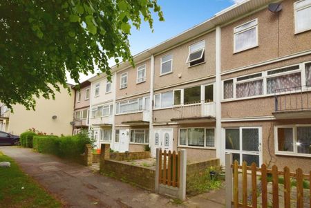 4 bedroom terraced house to rent - Photo 3