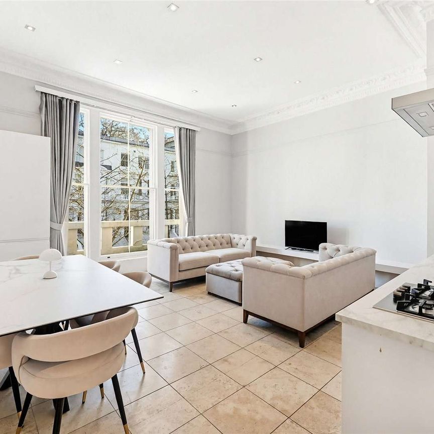 A wonderful one bedroom apartment situated on the first floor with high ceilings. - Photo 1