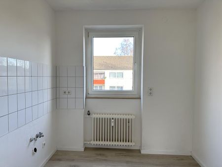 Wohnen am Magnolienweg: Helle 3-Zimmer-Wohnung mit Balkon frei! - Photo 3