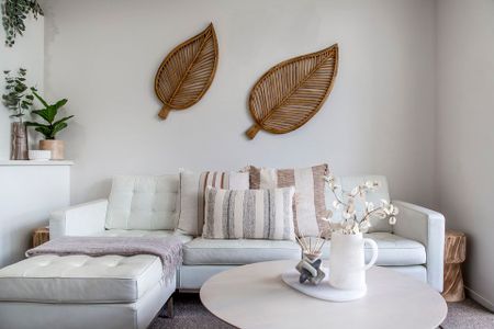 Premium beachside location, views, pool, furnished - Photo 2