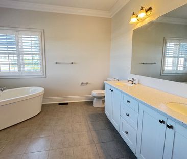 For Lease - 10 Ken Sinclair Crescent, Aurora, Ontario - Photo 3